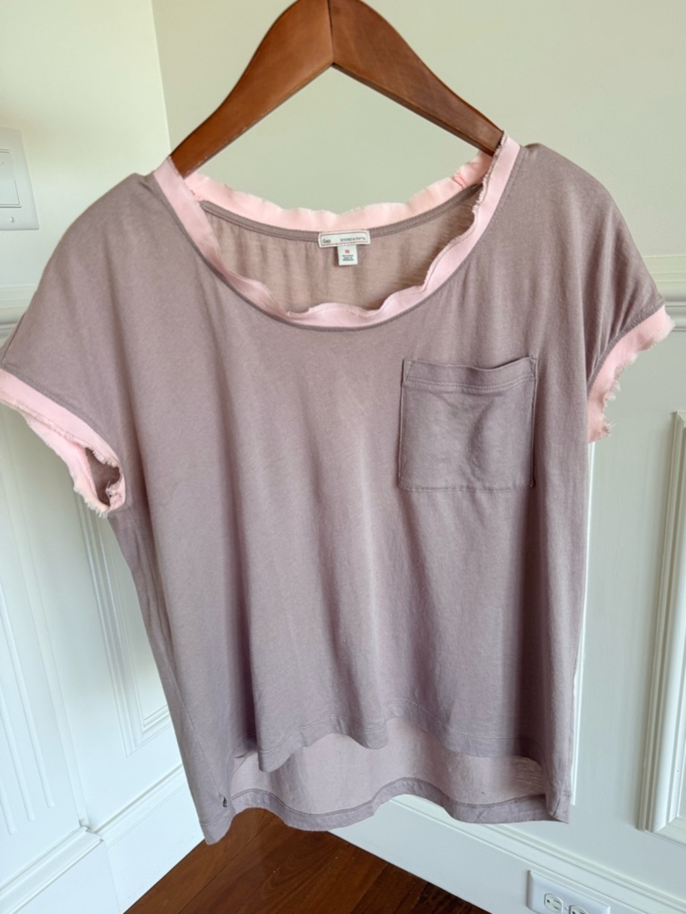 GAP Women’s Top Shirt light brown with Pink-Trim Pocket Tee Scoop neck Size XS
